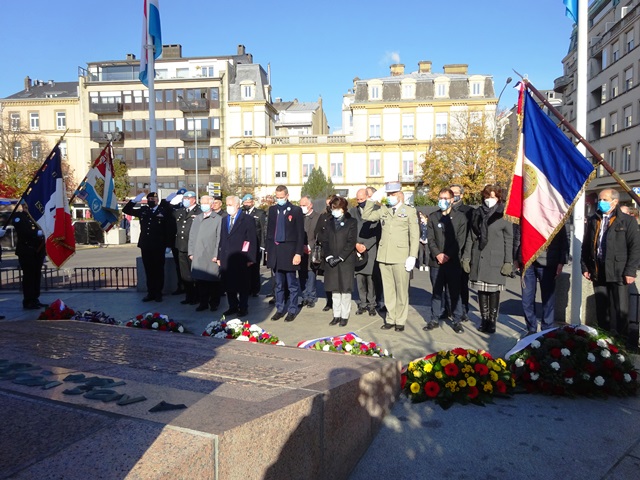 La cérémonie place de la Constitution - JPEG