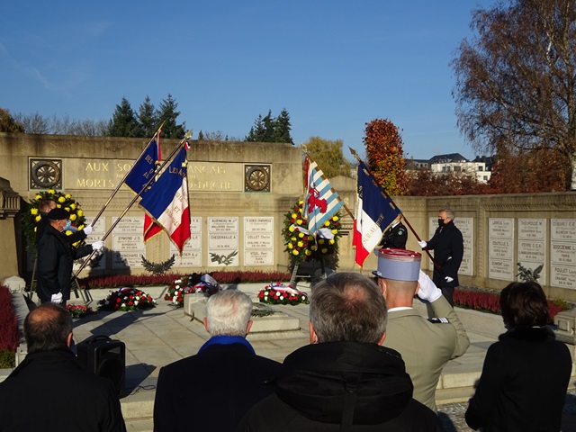 Les porte-drapeaux au cimetière Notre-Dame - JPEG